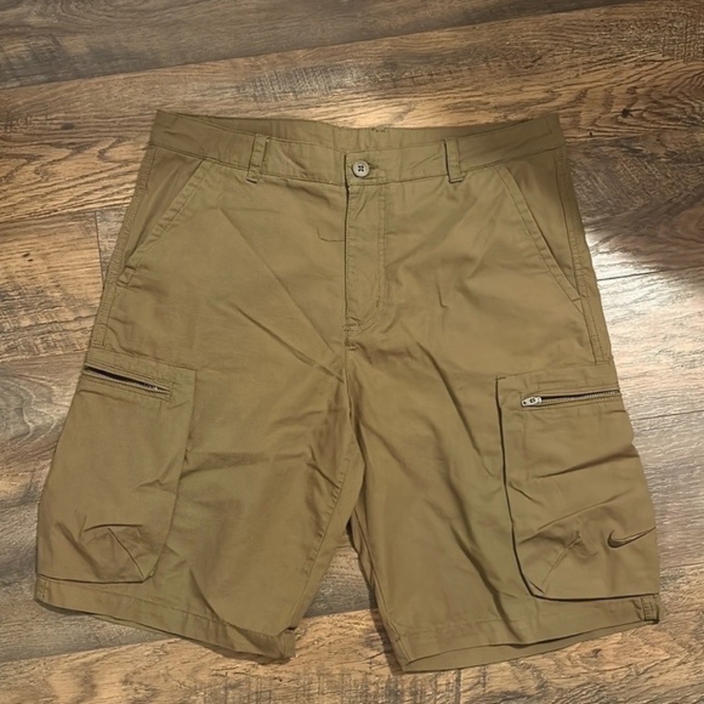 NWOT Men Nike shorts size 34​​